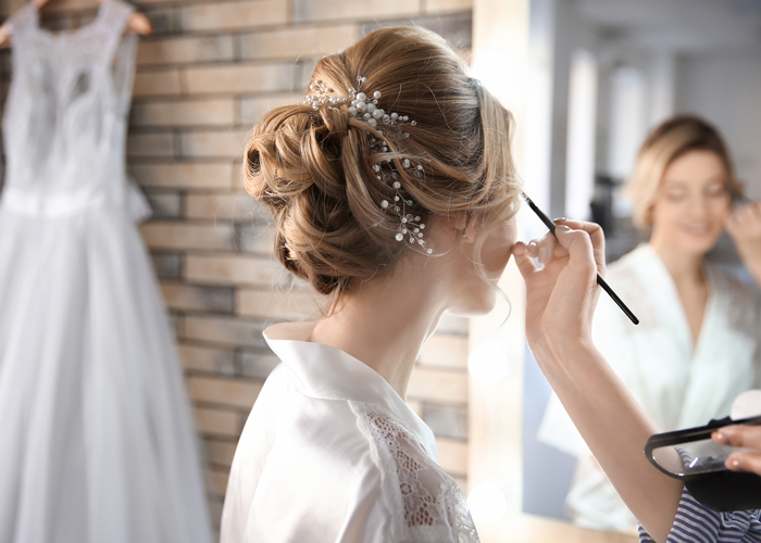 結婚式のヘアメイクはどうしよう おすすめアレンジ方法を紹介 楽婚の花嫁サロン