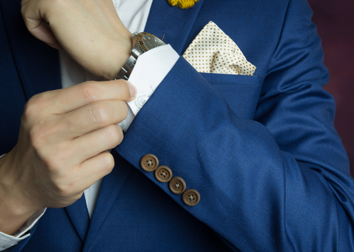 結婚式に参列する男性必見 正しいポケットチーフの活用方法とは 楽婚の花嫁サロン