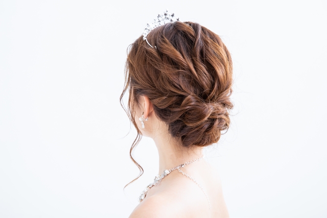 ウェディングヘアメイクの打ち合わせ術!理想を伝える準備と質問リスト