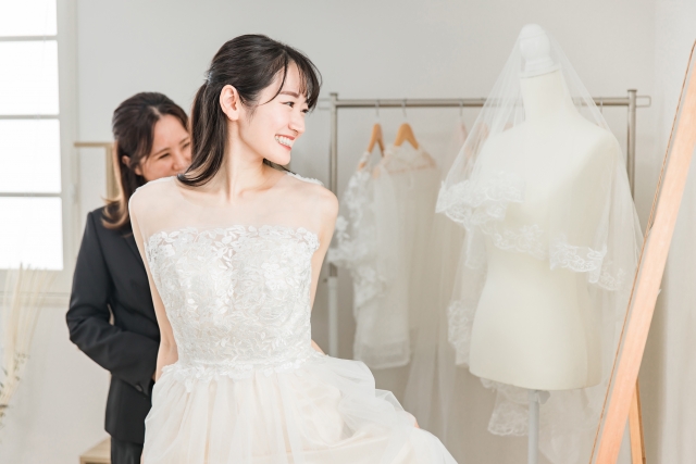 ウェディングドレスの試着は何回必要?回数の目安と追加試着の費用
