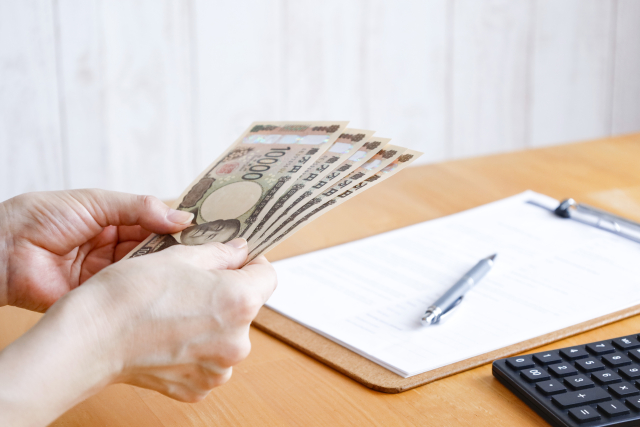 顔合わせの支払いは新郎新婦が全額負担すべき?割り勘・奢りの最新事情