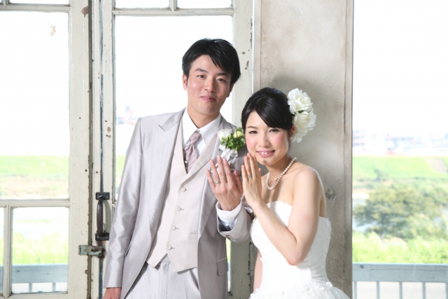 結婚指輪はふたりで揃えるべき?ペアリングvs別々に選ぶメリット・デメリット