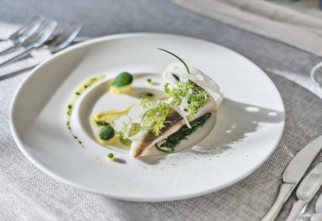 地元産の食材をはじめ、シェフ自ら和歌山まで水を汲みに行き作られる料理は、どれも結婚式にふさわしい品々。