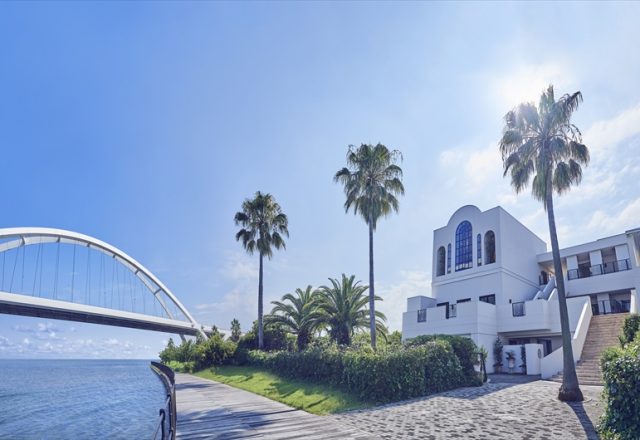 青い海と空を会場内のどこからでも望める白亜のヴィラで、海外エスケープ気分！貸切で自由な一日が楽しめる。