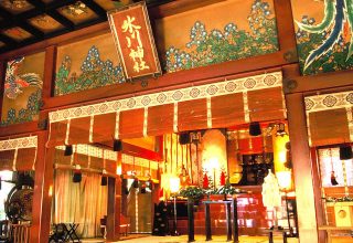 丹青荘重の一間社流造の社殿。流麗な造形美は東京屈指。都重宝建造物の指定も。