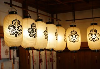 本殿内を彩る提灯の優しい灯りが、伝統を継ぐ厳かな儀式に温もりと美しさを添えて。